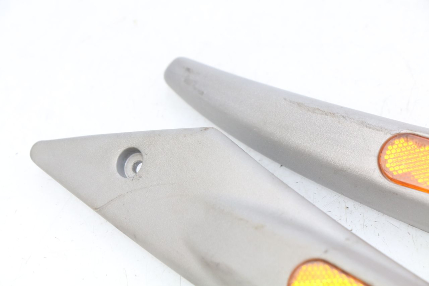 photo de TAPA BAJO EL ASIENTO PIAGGIO LIBERTY 4T 50 (2004 - 2008) - Primer plano técnico