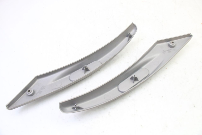 photo de TAPA DEBAJO DEL ASIENTO PIAGGIO LIBERTY 4T 50 (2009 - 2015) - Primer plano técnico