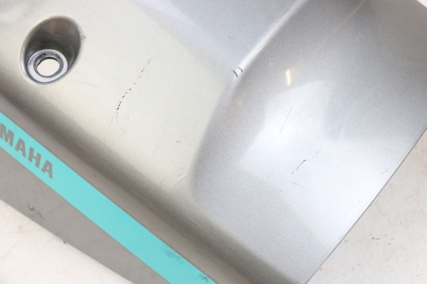 photo de TAPA BAJO ASIENTO YAMAHA NEO'S CORE 1 (2022 - 2026) - Primer plano técnico