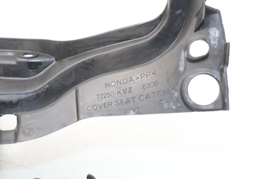 photo de TAPA BAJO ASIENTO HONDA NSS EX FORZA 250 (2005 - 2013) - Otra perspectiva