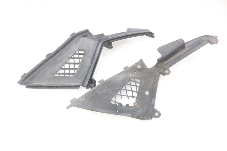 photo de TAPA BAJO EL ASIENTO KYMCO PEOPLE 250 (2004 - 2008) - Detalle de la pieza