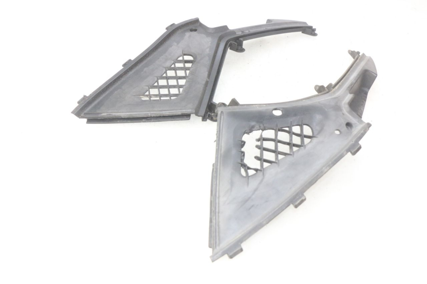 photo de TAPA BAJO EL ASIENTO KYMCO PEOPLE 250 (2004 - 2008) - Primer plano técnico