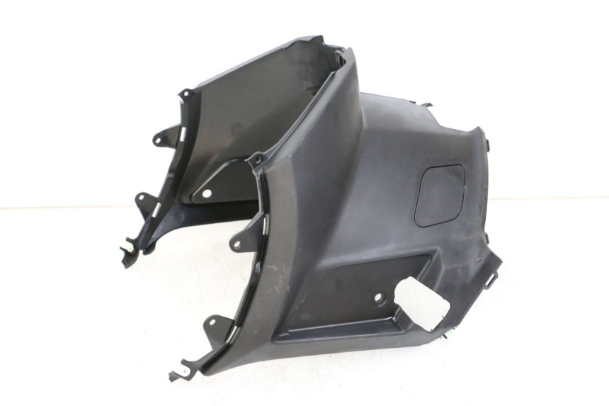 photo de TAPA DEBAJO DEL ASIENTO PEUGEOT KISBEE 4T 50 (2018 - 2022) - Detalles de los puntos de fijación