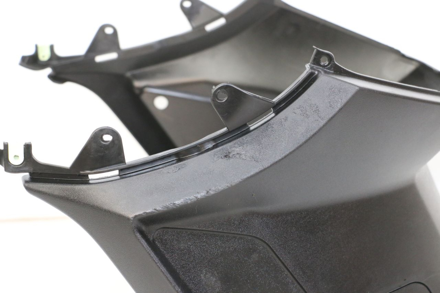 photo de TAPA BAJO ASIENTO PEUGEOT STREETZONE 4T 50 (2018 - 2023) - Primer plano técnico