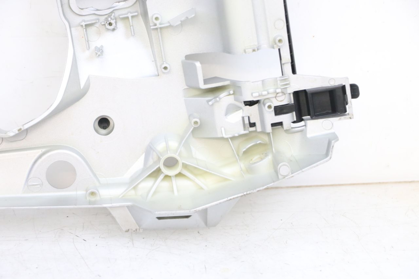 photo de TAPA BAJO ASIENTO BMW R GS 1250 (2021 - 2024) - Enfoque en la estructura