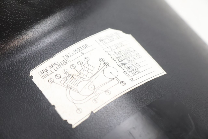 photo de TAPA BAJO ASIENTO TNT MOTOR ROMA 12' 2T 50 (2007 - 2018) - Otra perspectiva