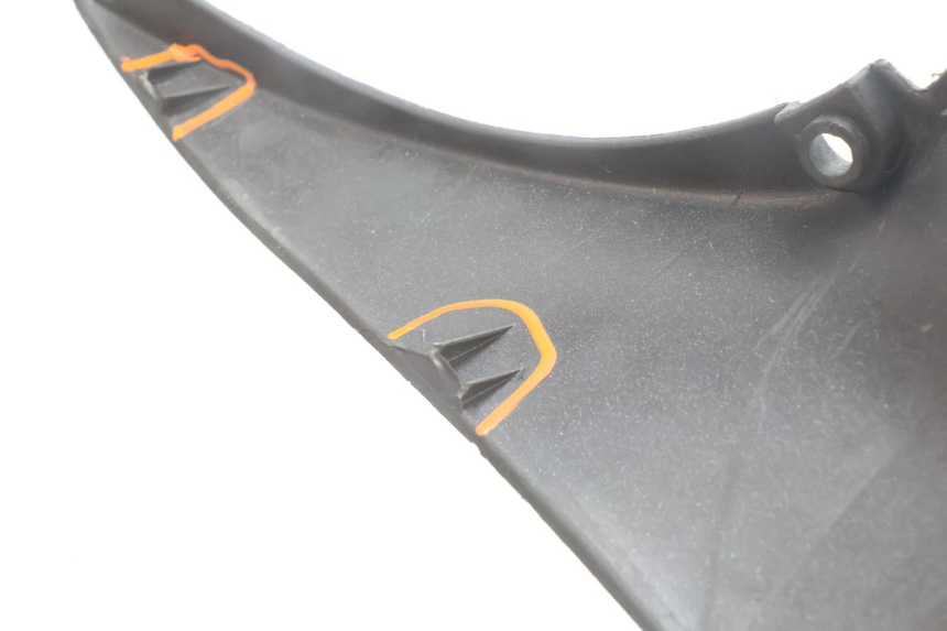 photo de TAPA BAJO ASIENTO GILERA RUNNER SP 50 (2002 - 2004) - Primer plano de alta resolución