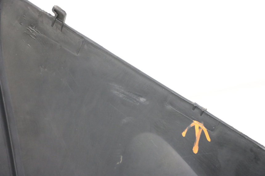 photo de TAPA DEBAJO DEL ASIENTO DAELIM S3 125 (2010 - 2017) - Detalle de la pieza