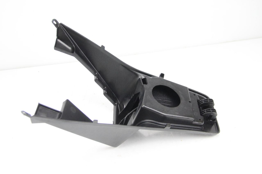 photo de TAPA BAJO ASIENTO PEUGEOT SATELIS 125 (2013 - 2018) - Detalles de los puntos de fijación