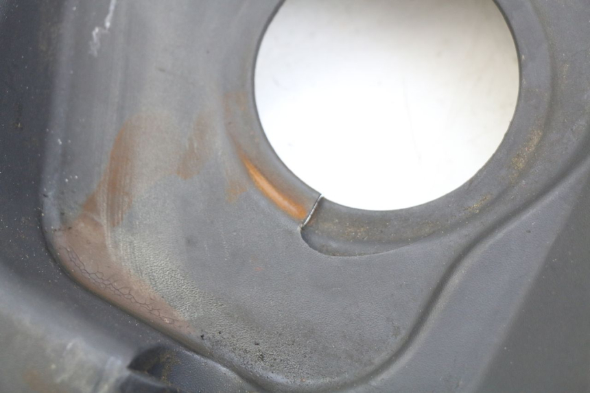 photo de TAPA BAJO EL ASIENTO SUZUKI SIXTEEN 125 (2008 - 2010) - Detalle de la pieza