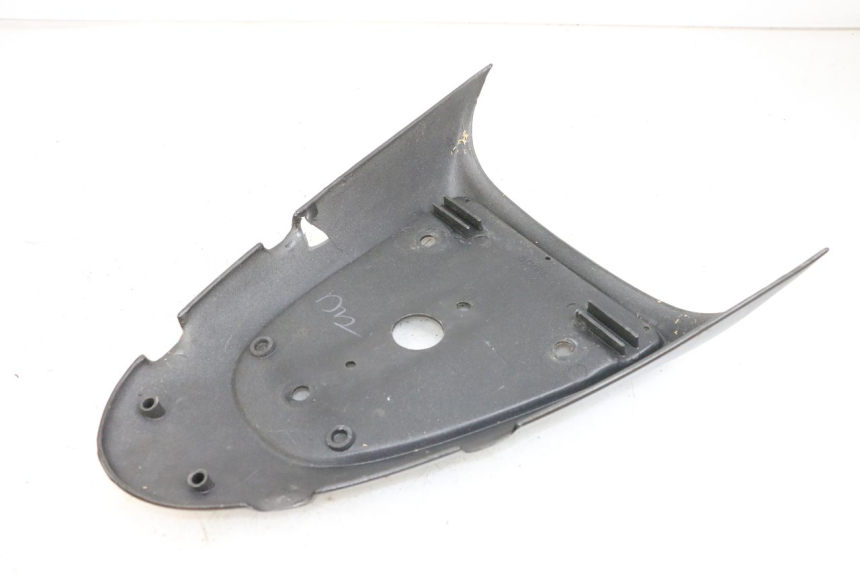 photo de TAPA BAJO ASIENTO APRILIA SR CARB LC 2T 50 (2004 - 2012) - Detalle de la pieza