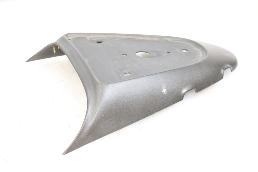 photo de TAPA BAJO ASIENTO APRILIA SR CARB LC 2T 50 (2004 - 2012) - Primer plano técnico