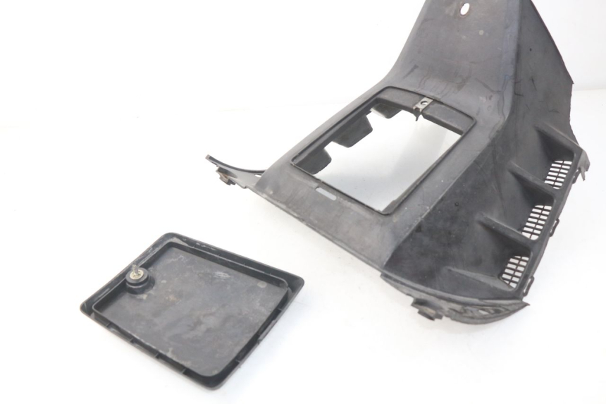 photo de TAPA BAJO ASIENTO PEUGEOT SX 80 (1986 - 1995) - Detalle de la pieza