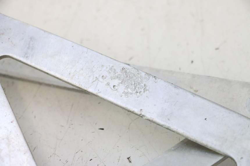 photo de TAPA BAJO ASIENTO PEUGEOT TREKKER 50 (1995 - 2004) - Detalles de los puntos de fijación
