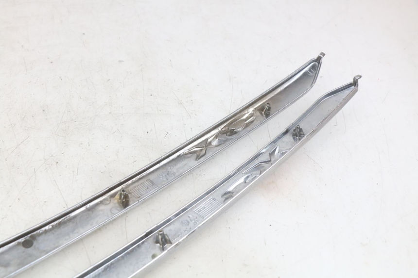 photo de TAPA BAJO EL ASIENTO PIAGGIO X8 125 (2004 - 2007) - Detalles de los puntos de fijación