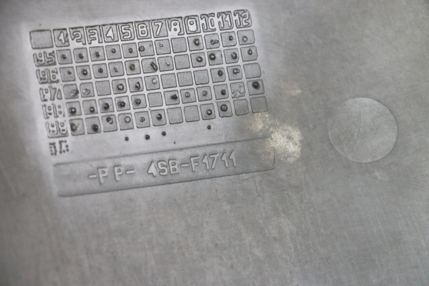 photo de TAPA BAJO ASIENTO YAMAHA BW'S NG NEXT GENERATION 50 (1996 - 2003) - Primer plano técnico