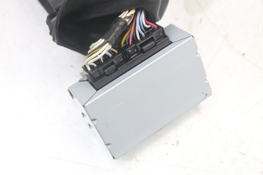 photo de UNIDAD DE CONTROL ABS YAMAHA TDM ABS 900 (2002 - 2014) - Primer plano técnico