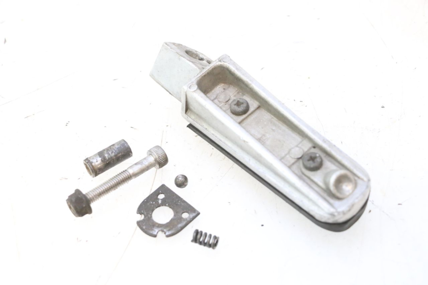 photo de REPOSAPIES TRASERA DERECHA YAMAHA FJR 1300 (2001 - 2005) - Primer plano técnico