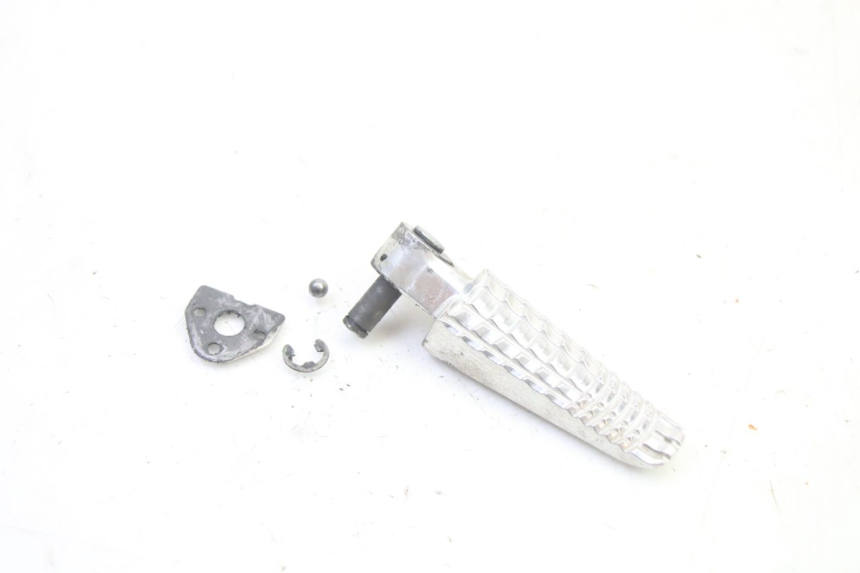 photo de REPOSAPIES TRASERA DERECHA SUZUKI GSR 750 (2011 - 2017) - Vista principal