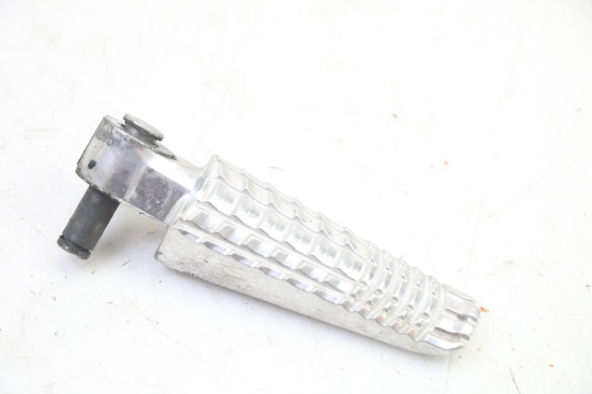 photo de REPOSAPIES TRASERA DERECHA SUZUKI GSR 750 (2011 - 2017) - Detalle de la pieza