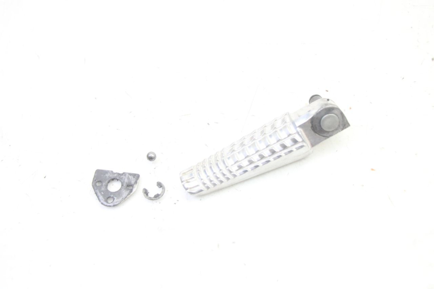 photo de REPOSAPIES TRASERA DERECHA SUZUKI GSR 750 (2011 - 2017) - Zoom estado de uso