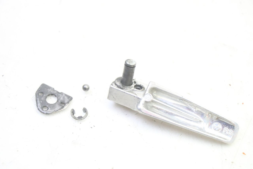 photo de REPOSAPIES TRASERA DERECHA SUZUKI GSR 750 (2011 - 2017) - Otra perspectiva