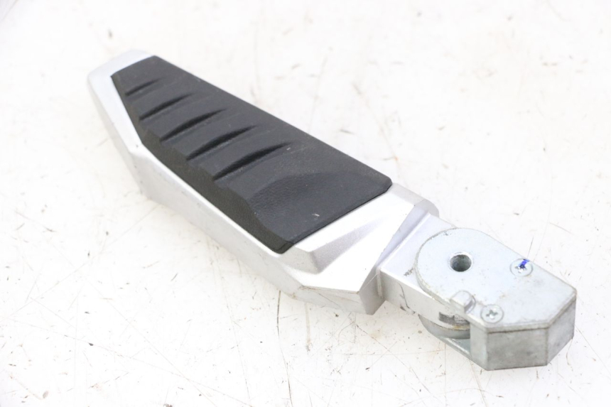 photo de REPOSAPIES TRASERA DERECHA SYM JOYMAX 125 (2010 - 2017) - Zoom estado de uso