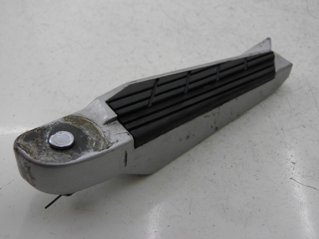 photo de REPOSAPIES TRASERA DERECHA KYMCO XCITING RI ABS 500 (2010) - Primer plano técnico