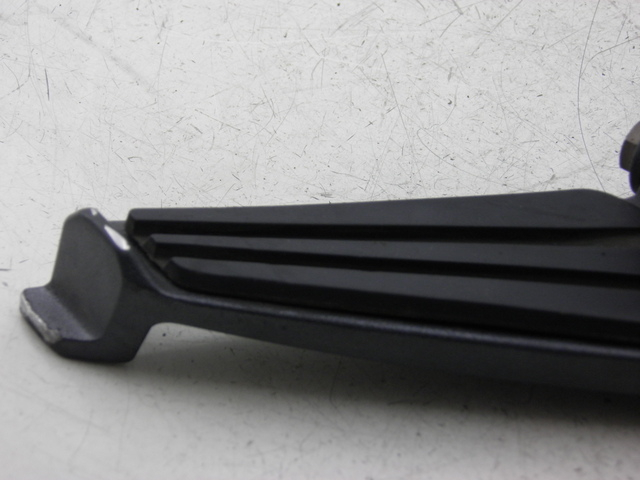 photo de REPOSAPIES TRASERA DERECHA PEUGEOT GEOPOLIS 250 (2006 - 2008) - Primer plano técnico