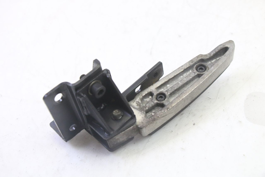 photo de REPOSAPIES TRASERA DERECHA PEUGEOT SATELIS 125 (2013 - 2018) - Detalles de los puntos de fijación