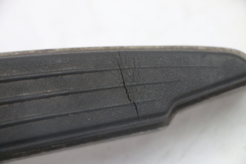 photo de REPOSAPIES TRASERA DERECHA PEUGEOT SATELIS 125 (2010 - 2012) - Zoom estado de uso