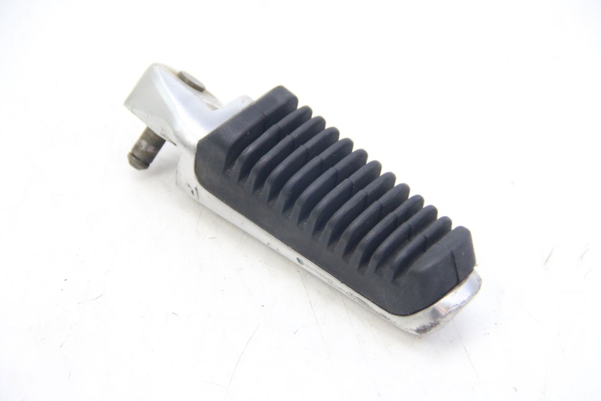 photo de SOPORTE DE PIE TRASERO DERECHO SUZUKI SIXTEEN 125 (2008 - 2010) - Detalle de la pieza