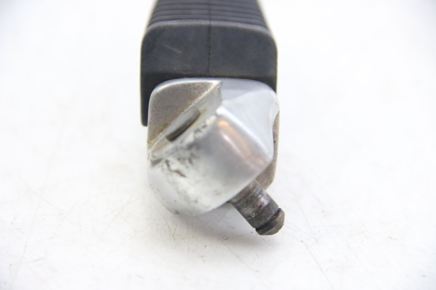 photo de SOPORTE DE PIE TRASERO DERECHO SUZUKI SIXTEEN 125 (2008 - 2010) - Zoom estado de uso