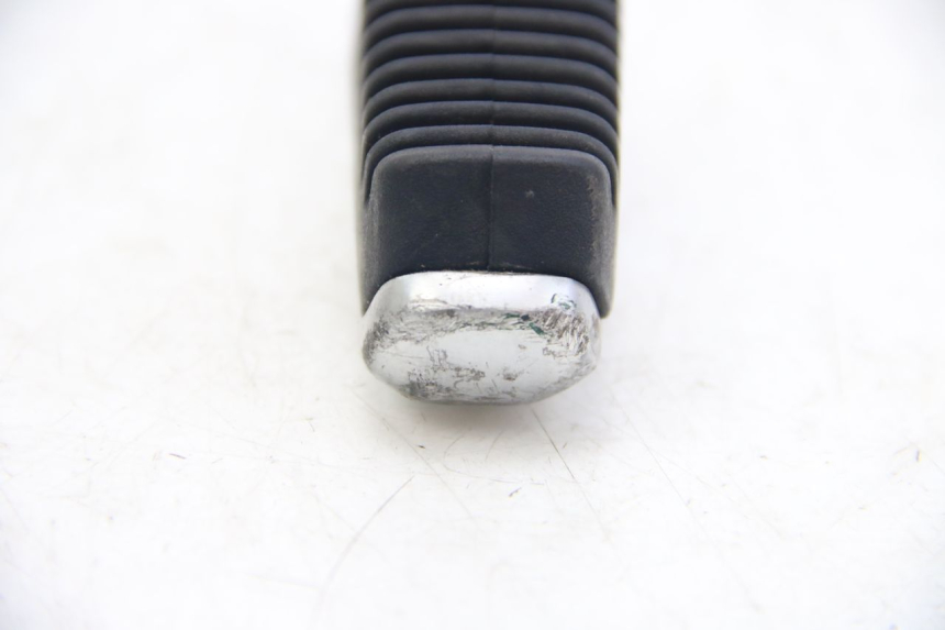 photo de SOPORTE DE PIE TRASERO DERECHO SUZUKI SIXTEEN 125 (2008 - 2010) - Otra perspectiva