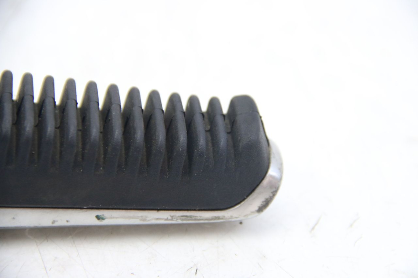 photo de SOPORTE DE PIE TRASERO DERECHO SUZUKI SIXTEEN 125 (2008 - 2010) - Primer plano técnico