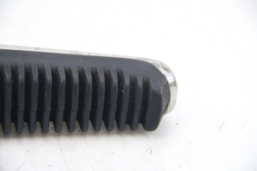 photo de SOPORTE DE PIE TRASERO DERECHO SUZUKI SIXTEEN 125 (2008 - 2010) - Detalles de los puntos de fijación