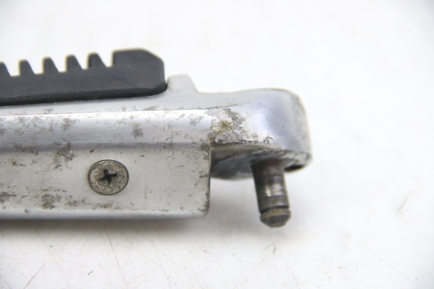 photo de SOPORTE DE PIE TRASERO DERECHO SUZUKI SIXTEEN 125 (2008 - 2010) - Recambio usado revisado