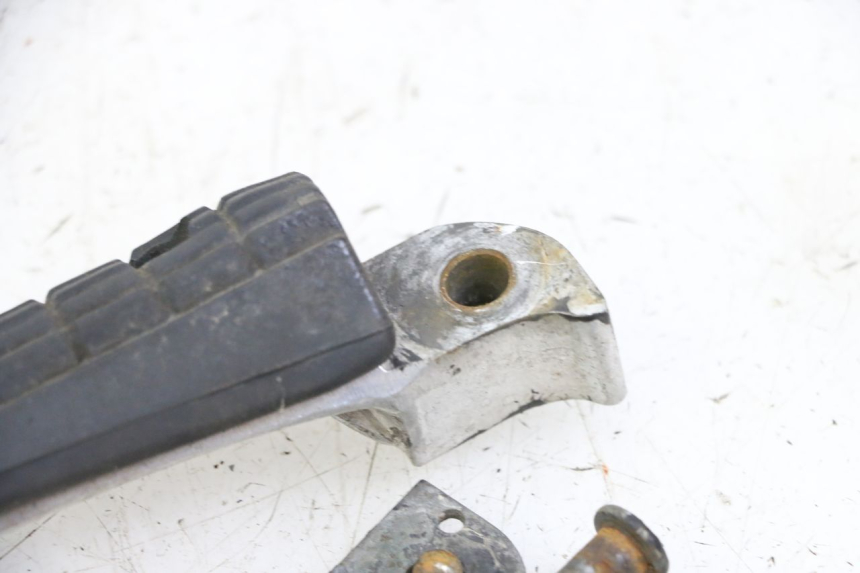 photo de REPOSAPIES TRASERA DERECHA YAMAHA XJN DIVERSION 600 (2000 - 2003) - Otra perspectiva