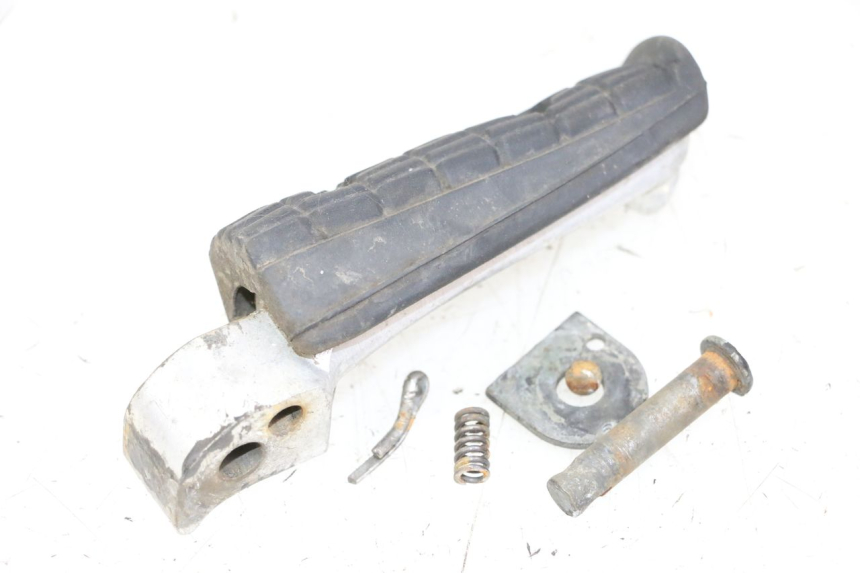 photo de REPOSAPIES TRASERA DERECHA YAMAHA XJN DIVERSION 600 (2000 - 2003) - Primer plano técnico