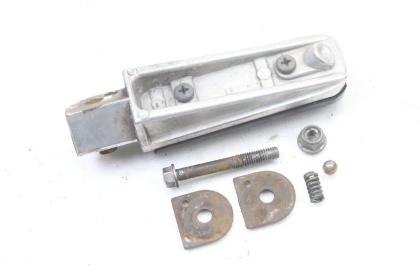 photo de REPOSAPIES TRASERA DERECHA YAMAHA FZS FAZER 600 (2001 - 2003) - Primer plano técnico