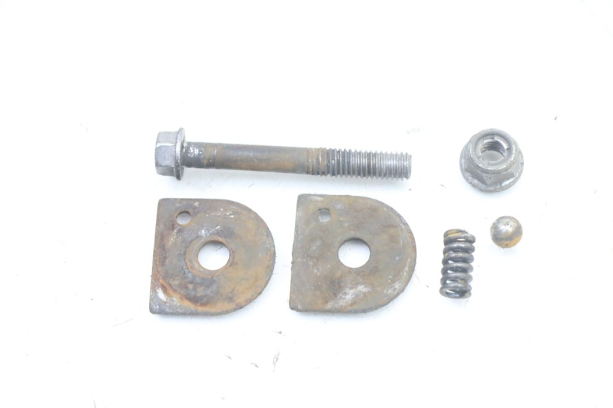 photo de REPOSAPIES TRASERA DERECHA YAMAHA FZS FAZER 600 (2001 - 2003) - Detalles de los puntos de fijación