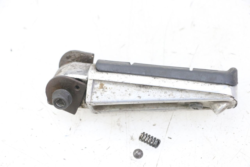 photo de REPOSAPIES TRASERA DERECHA YAMAHA FZS FAZER 600 (2001 - 2003) - Detalle de la pieza