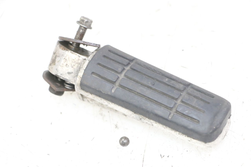 photo de REPOSAPIES TRASERA DERECHA YAMAHA FZS FAZER 600 (2001 - 2003) - Primer plano técnico