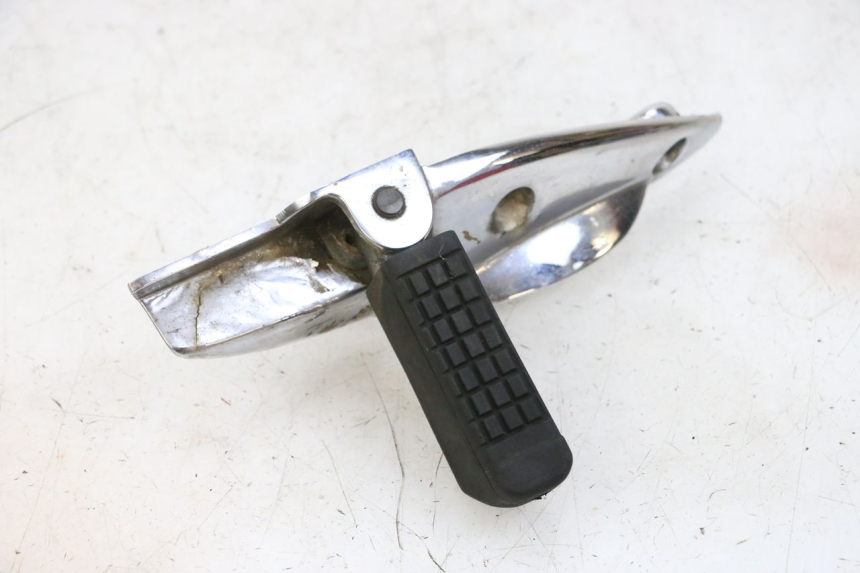 photo de REPOSAPIES TRASERA DERECHA KYMCO ZING 125 (1997 - 2003) - Zoom sobre los componentes