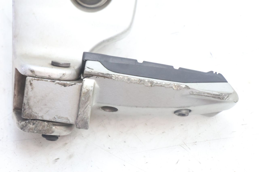 photo de REPOSAPIES TRASERA IZQUIERDA BMW C1 125 (2000 - 2003) - Primer plano técnico