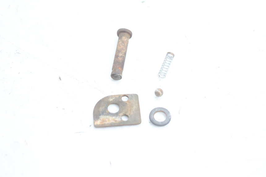 photo de REPOSAPIES TRASERA IZQUIERDA CF MOTO E-CHARM 125 (2005 - 2008) - Primer plano técnico