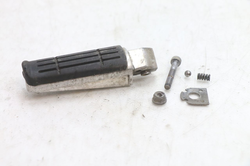 photo de REPOSAPIES TRASERA IZQUIERDA YAMAHA FJR 1300 (2001 - 2005) - Detalle de la pieza