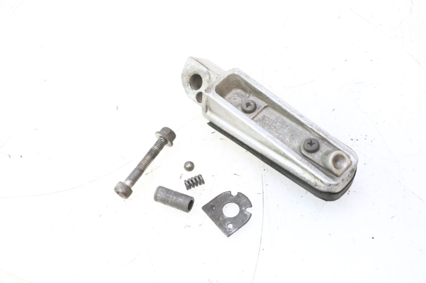 photo de REPOSAPIES TRASERA IZQUIERDA YAMAHA FJR 1300 (2001 - 2005) - Primer plano técnico