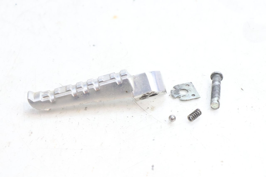 photo de REPOSAPIES TRASERA IZQUIERDA YAMAHA FZ8 800 (2010 - 2016) - Detalle de la pieza
