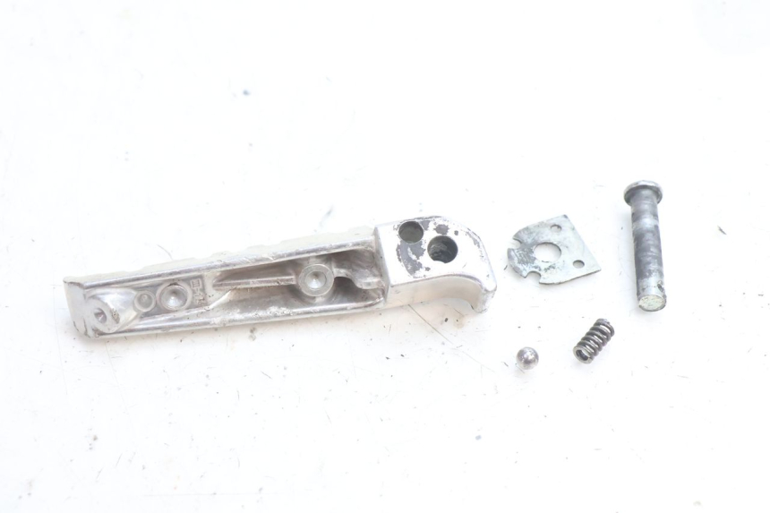 photo de REPOSAPIES TRASERA IZQUIERDA YAMAHA FZ8 800 (2010 - 2016) - Primer plano técnico